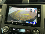 リバースギアに入れるだけで後方の表示へ切り替わります。夜間や雨の日の駐車も楽になりますよ。
