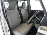 【清潔感のある運転席&助手席】隅々までクリーニングの行き届いた運転席&助手席。目立ったシミや汚れ等もございません。快適なドライブをどうぞ。