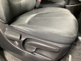 運転席にはドライバーの体型や好みに応じて前後方向だけでなく、高さの調整ができるシートリフターを装備!