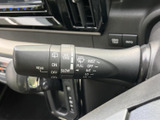 雨天時の視界を確保するワイパーの操作は、直感的に行えます。雨の日の運転も安心です。