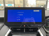 鮮明な画面で、目的地までの道案内をサポート。スムーズな移動を快適にアシストします。Bluetooth接続でスマホとの連携も可能です。