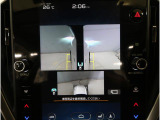 左右のサイドカメラ映像を同時に表示し、車両周囲の死角をしっかりカバー。狭い道や駐車時の接触リスクを減らし、安心して操作できる視界を確保します。