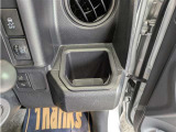 便利なカップホルダーを装備しています。 缶ジュースを開けて運転していると振動で倒れないかヒヤヒヤ、意外と置き場に困るもの。 意外に重要な装備ですね。