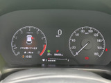 視認性の高いメーターで、速度やエンジン回転数を一目で確認できます。運転に必要な情報を的確に把握し、安全運転をサポートします。