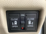 リアドアは乗り降りに便利な両側電動スライドドアです。また運転席に座っていながらスイッチ操作で自在にスライドドアを開け閉めできます。