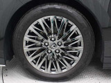 スパッタリング塗装が施された19インチの鍛造アルミホイールを装着しています。タイヤサイズ225/55R19