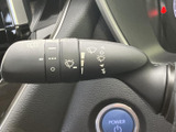 雨の日の運転をサポートするワイパーレバー。操作感も良く、雨量に合わせて調整できます。視界を確保し、安全な運転をサポートします。