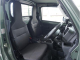 【清潔感のある運転席&助手席】隅々までクリーニングの行き届いた運転席&助手席。目立ったシミや汚れ等もございません。