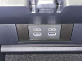 充電用USB付き。スマートフォンなどの充電に便利です。