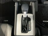 オートマチックシフトレバーは、手になじみ操作しやすい形状で安全運転にもつながります♪