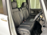 乗降がしやすい運転席。高さが調節できて小柄な方でも運転しやすいポジションをとることができます。