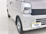 明るいライトが夜道を明るく照らしてくれます。 運転する上で、道路状況をいかに早く認識できるか重要なポイントです。 白色光が暗い道も明るく照らしてくれますよ。