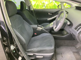運転席からの視界は良好で、運転に集中できます。シートの形状も身体をしっかりホールドし、快適なドライブをサポートします。