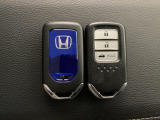 スマートキーを装備しています。鍵を差し込むことなくドアロックの開け閉めと、スタートボタン操作でのエンジンスタートができます。ボタン操作でトランクが開けられるトランクオープナーもついています。