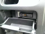 運転席から手の届く位置に ETC車載器付いております。高速道路の料金所もスムーズに通過できますよ♪