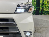 【LEDヘッドライト】悪天候や夜間走行時も良好な視界を確保し安心して運転できる高輝度LEDヘッドライトを装備!点灯速度が早く、消費電力も抑えられています。
