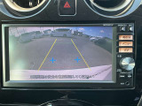 ナビ画面に映るバックカメラの映像で後方安全確認ができます。