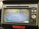 後方状況を安全に確認できるモニターが搭載されています。バックでの駐車や狭い道での運転も、より安心に行えます。