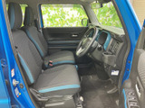 ゆったりと座れるシートで、長距離ドライブも快適。運転に必要な情報が視認しやすい、機能的なコクピットです。