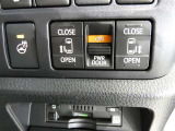 電動スライドドアのスイッチで車内からもスライドドアの開閉ができます。イージークローザー機能で半ドアになることも防止してくれます。