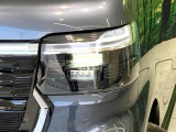 【LEDヘッドライト】悪天候や夜間走行時も良好な視界を確保し安心して運転できる高輝度LEDヘッドライトを装備!点灯速度が早く、消費電力も抑えられています。