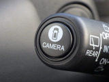 ★マルチビューカメラ★ワイパーレバー先端の「CAMERAスイッチ」を押すことで、車を上空から見下ろしたような映像をカーナビ画面に映し出し、車庫入れや縦列駐車をサポートしてくれます♪