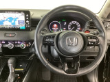 【ハンドル】運転にかかわる様々な操作を安全に行えるように視点移動が少なく操作性に配慮されたスイッチ類が凝縮されたコックピットです。