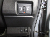 両側電動スライドドア。荷物で手が塞がる時など簡単にドアの開閉が出来ます。何より力いらずで開閉OK。女性やお年寄りにも優しい。電動機能はOFFにもできますから元気なお子様の駆け出しも安心です。