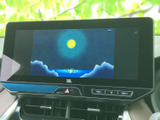 停車中に楽しめるTV機能。長距離移動の休憩時などに、エンターテイメントを満喫できます。