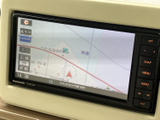 見やすい地図画面で、スムーズなナビゲーションを実現。初めての場所でも安心して運転できます。目的地までの道順をしっかりサポートします。
