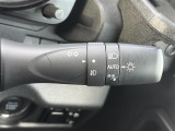 【オートライト(AUTO)】外の明るさをシステムが感知して、自動でヘッドライトが点灯します。ヘッドライトをつけ忘れを防ぐ便利機能です。