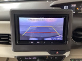 【バックカメラ】運転が苦手な方も車庫入れラクラクです!ギアをリバースに入れれば自動的に切り換わりますので、面倒な操作は不要です♪狭い駐車場もお車を傷つけず安心ですね!