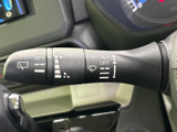 雨天時でもクリアな視界を確保するワイパーレバー。運転状況に合わせて、最適な拭き取り設定が可能です。