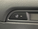【ステアリングヒーター】冬場に冷たくなりやすい革巻きステアリングを、スイッチ一つで素早く適温に!エアコンよりも早く温まってくれるので、寒い日の運転も快適になりますね♪
