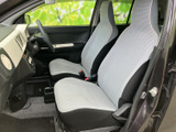 運転しやすいように、操作系がまとめられています。シートの形状も工夫されており、長時間の運転でも疲れにくいでしょう。快適な運転環境です。