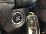 エンジンスタートスイッチです。キーが車内にあれば、エンジンの始動や停止はスイッチを押すだけ!キーを取り出す手間を省き、ワンプッシュで操作できるので簡単でスムーズです。