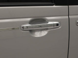 電子キーをカバンやポケットに持っていれば、ドアハンドルやバックドアに付いているボタンを押すだけでドアの開閉ができます。手が塞がっている時、カバンの中からカギを探す必要がありません。