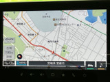 高精細な地図表示で、スムーズなナビゲーションを実現。ルート検索も簡単に行え、初めての場所でも安心して運転できます。