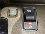 セレクトレバーの右に電子制御パーキングブレーキがあります。スイッチひとつで、停車した地点の傾斜などをシステムが検知・判断してブレーキ力を自動的に制御し、しっかり停車できるパーキングシステムです。