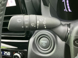 操作しやすい位置に配置されたウインカーレバー。確実な操作感で、安全な運転をサポートします。視認性にも配慮したデザインです。