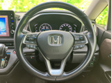 握りやすいステアリングは、運転操作をスムーズにします。オーディオやハンズフリー通話のスイッチも操作しやすい位置に配置されています。