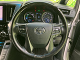 握りやすいステアリングは、運転操作を快適にします。オーディオやハンズフリー通話のスイッチも配置されており、運転中でも便利です。