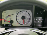視認性の高いメーターが、運転に必要な情報を的確に伝えます。走行距離や燃料残量などを一目で確認でき、安全運転をサポートします。