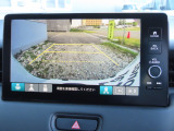 リアワイドカメラシステム!従来の視野に加えて、後方側方を約180&deg;まで見えるワイドビューと、後方を真上から見たような視野で駐車時などに便利なトップダウンビューの3つの視野があります!