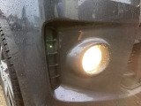 霧の中で点灯させて進行方向の路面を照らしつつ、対向車などに自分の車を知らせる事に役立つフォグランプが装着されています。