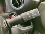 操作しやすいウインカーレバーで、安全な車線変更をサポート。直感的に操作でき、スムーズな運転をアシストします。