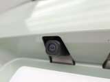 後退時に車両の後ろ側をモニター画面に表示します。車庫入れなどでバックする際に後方確認ができて便利です。車庫入れが苦手な人もこれで安心。