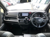 【インパネ全体】手が届きやすく、どなたでも運転しやすいです。シンプルで使いやすい設計になっています!