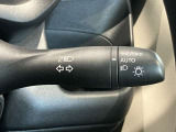 車外の明るさに応じでライトを点灯、消灯してくれるオートライト機能です☆お天気の良い昼間のトンネル走行などオートにしてると便利で安心です☆エンジン停止時にライトの消し忘れも無くなります☆