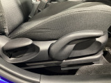 運転席にはドライバーの体型や好みに応じて前後方向だけでなく、高さの調整ができるシートリフターを装備!
